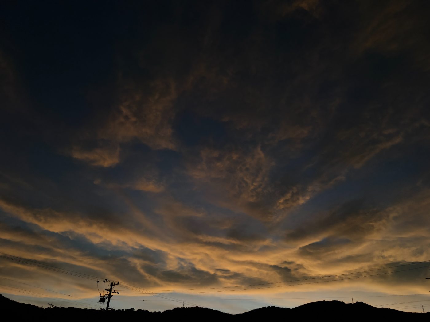 少し時間が経ち、暗くなった空。低いところの雲だけが金色に残っている