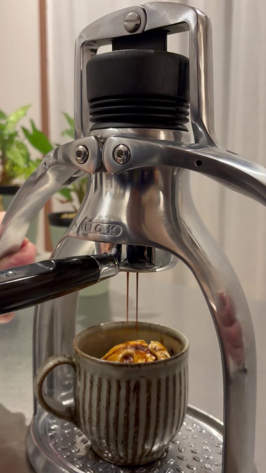 ROK EspressoGCからスーパーカップのアイスへエスプレッソを注ぐ様子