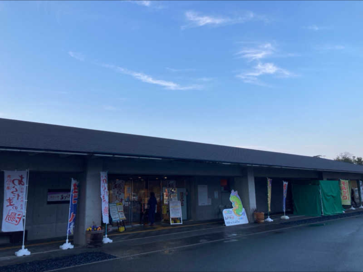 雨の音が、やんでいた。