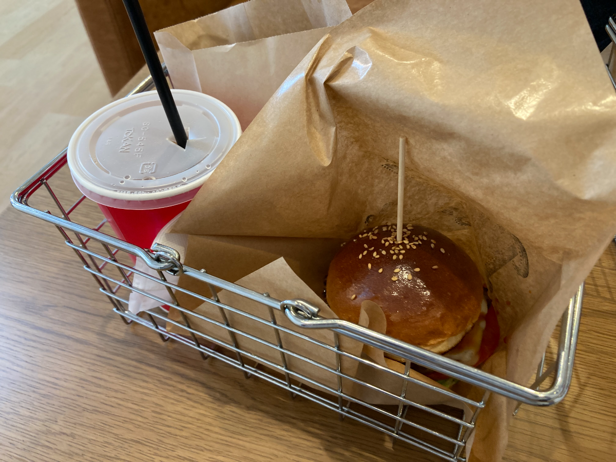 バスケットに入ったバーガーとコーラ