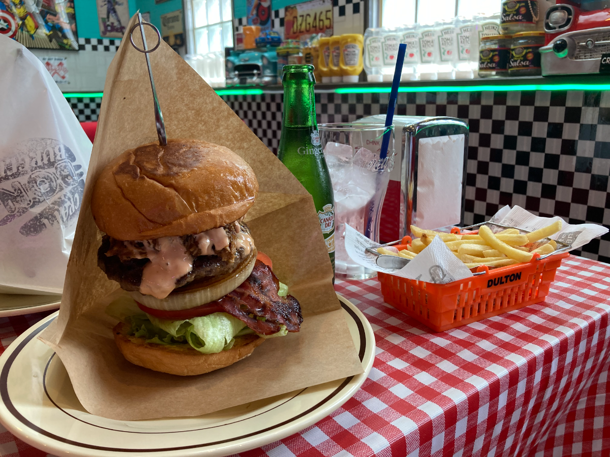 厚みのあるハンバーガーは、難しい。