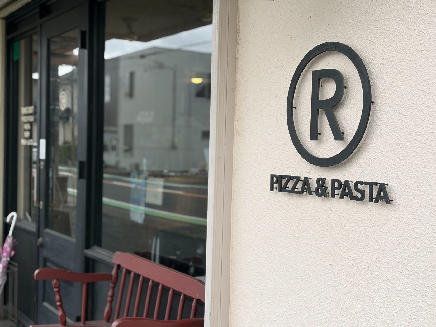 Cafe & Dining Bar Rの外壁にあるRのロゴとPIZZA & PASTAの文字