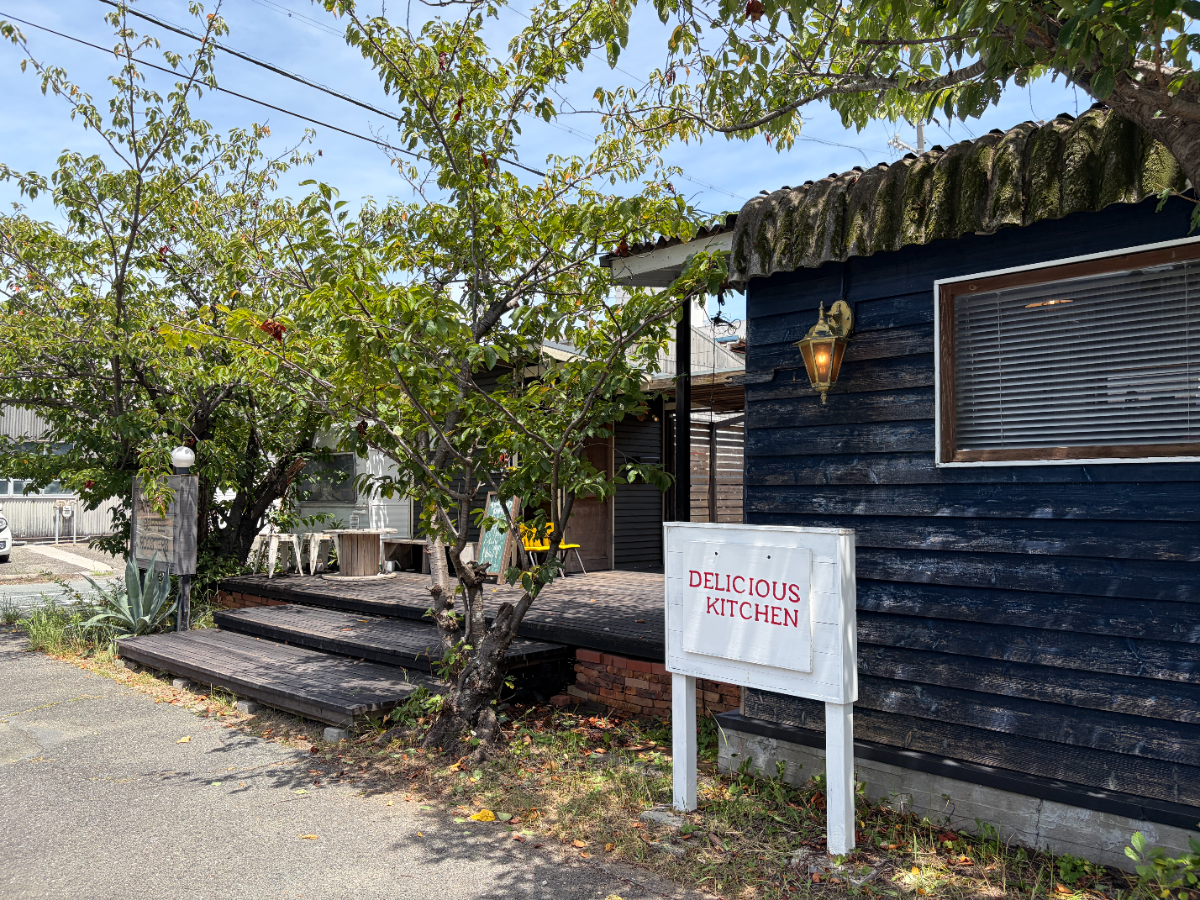 DELICIOUS KITCHENの外観と看板