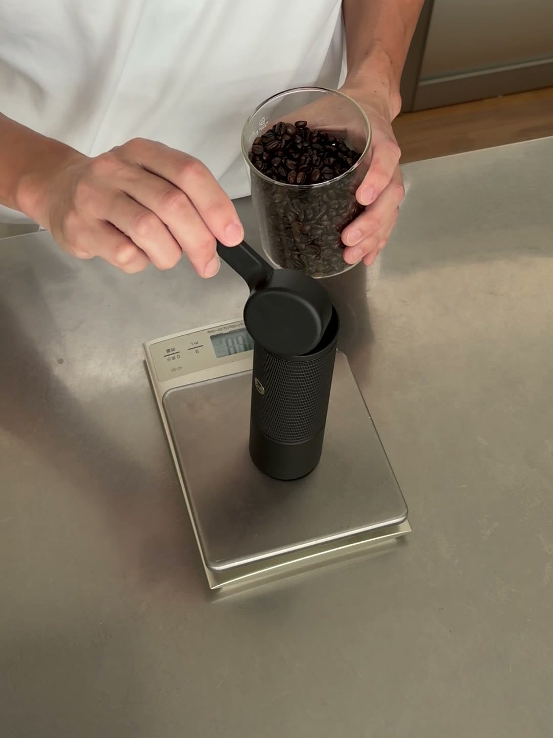 スケールを使って17グラムのコーヒー豆を量る様子