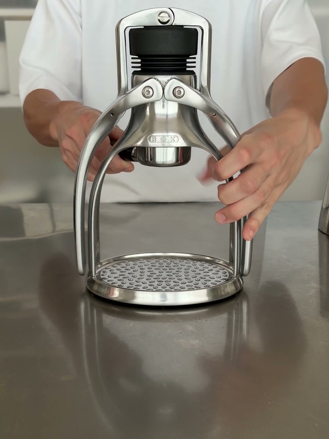 ROK EspressoGCへポルタフィルターを取り付ける様子