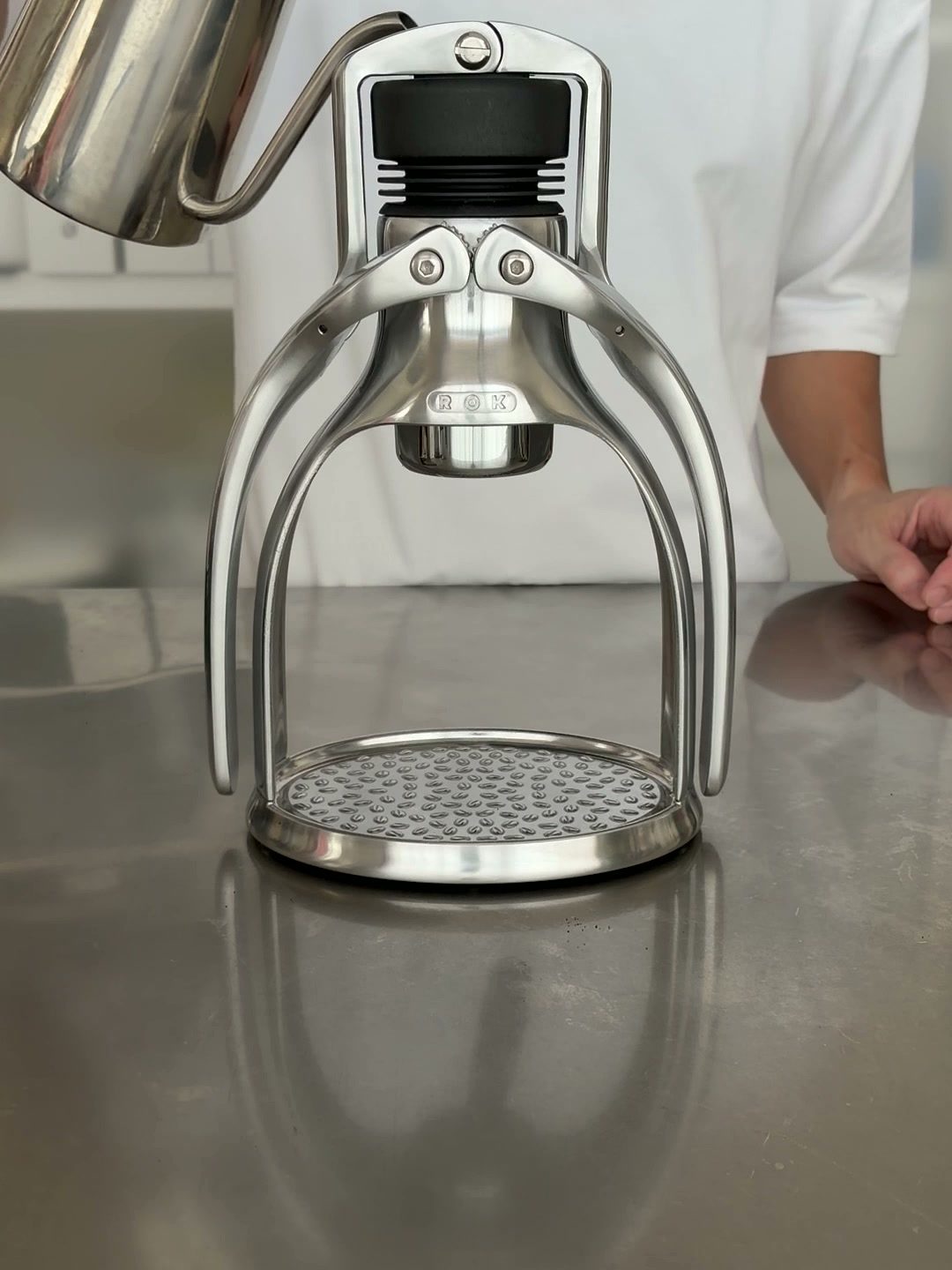 ケトルからROK EspressoGCへお湯を注ぐ様子