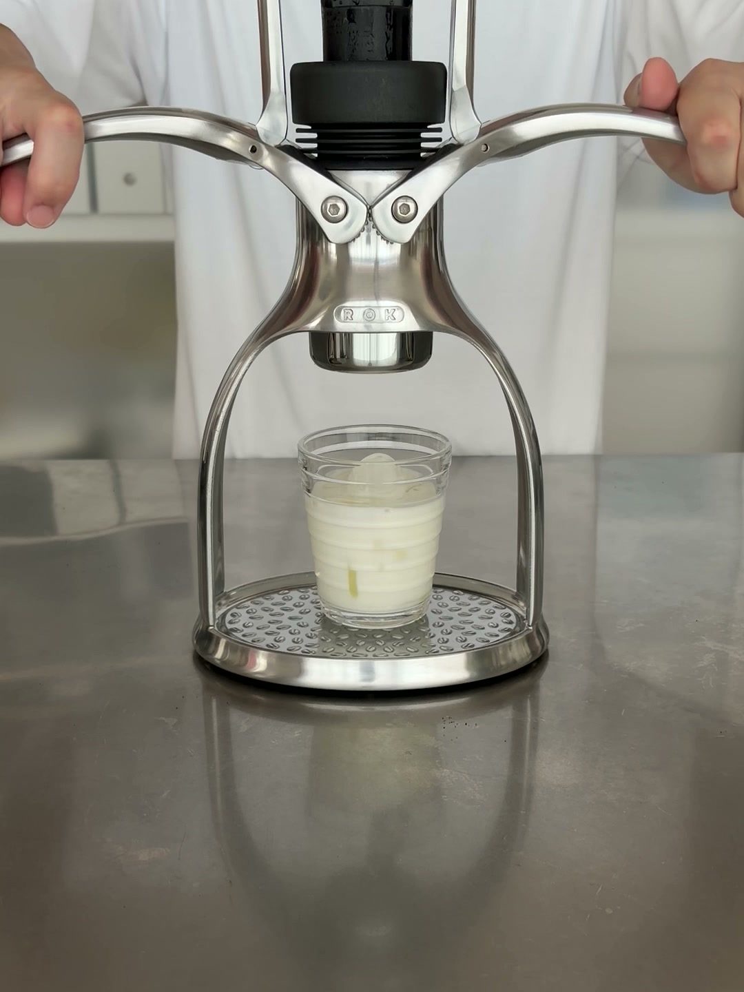 ROK EspressoGCの左右のレバーを操作する様子