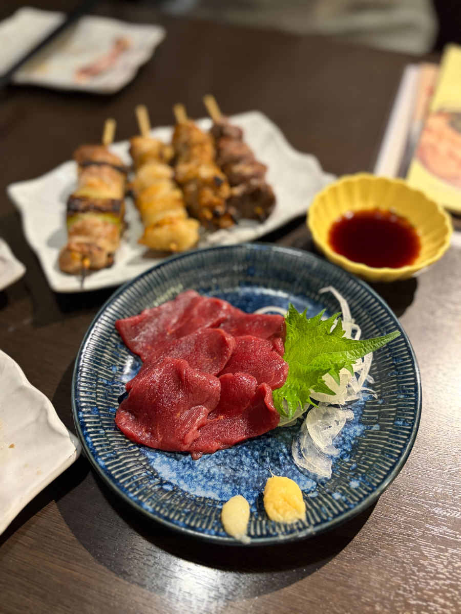 馬刺しと焼き鳥
