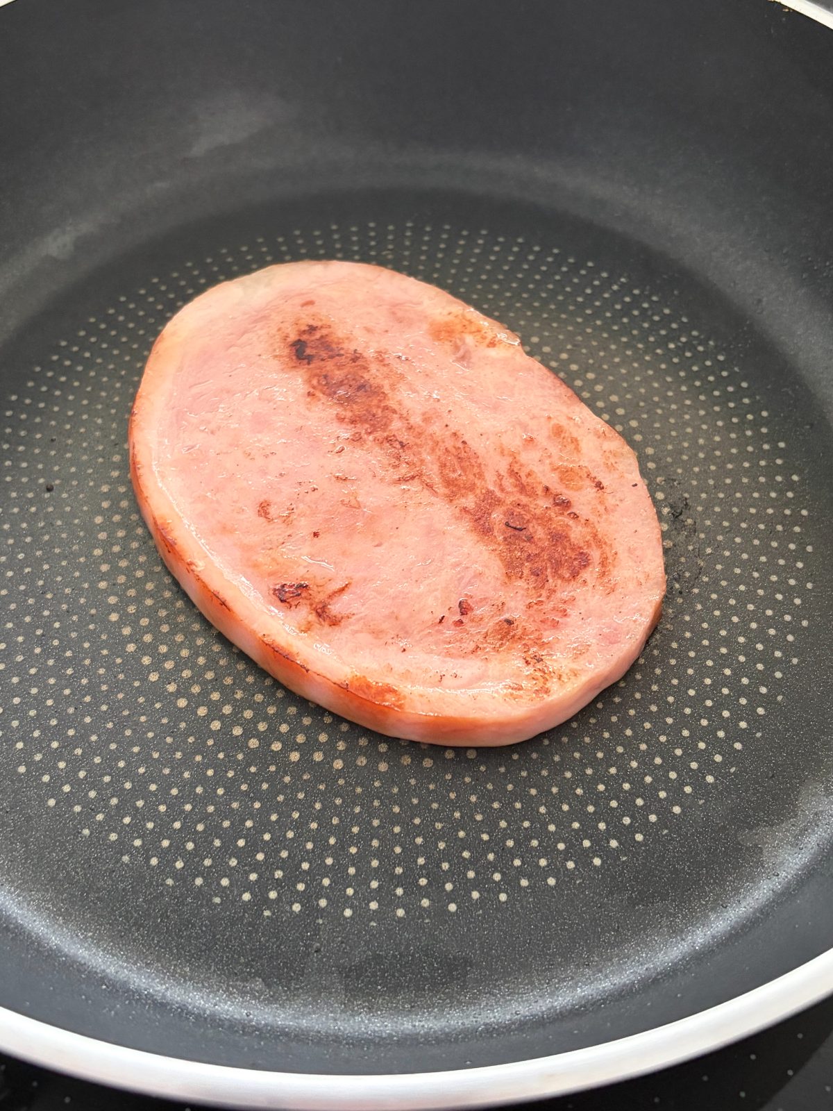 フライパンで焼き目をつけたハムステーキ