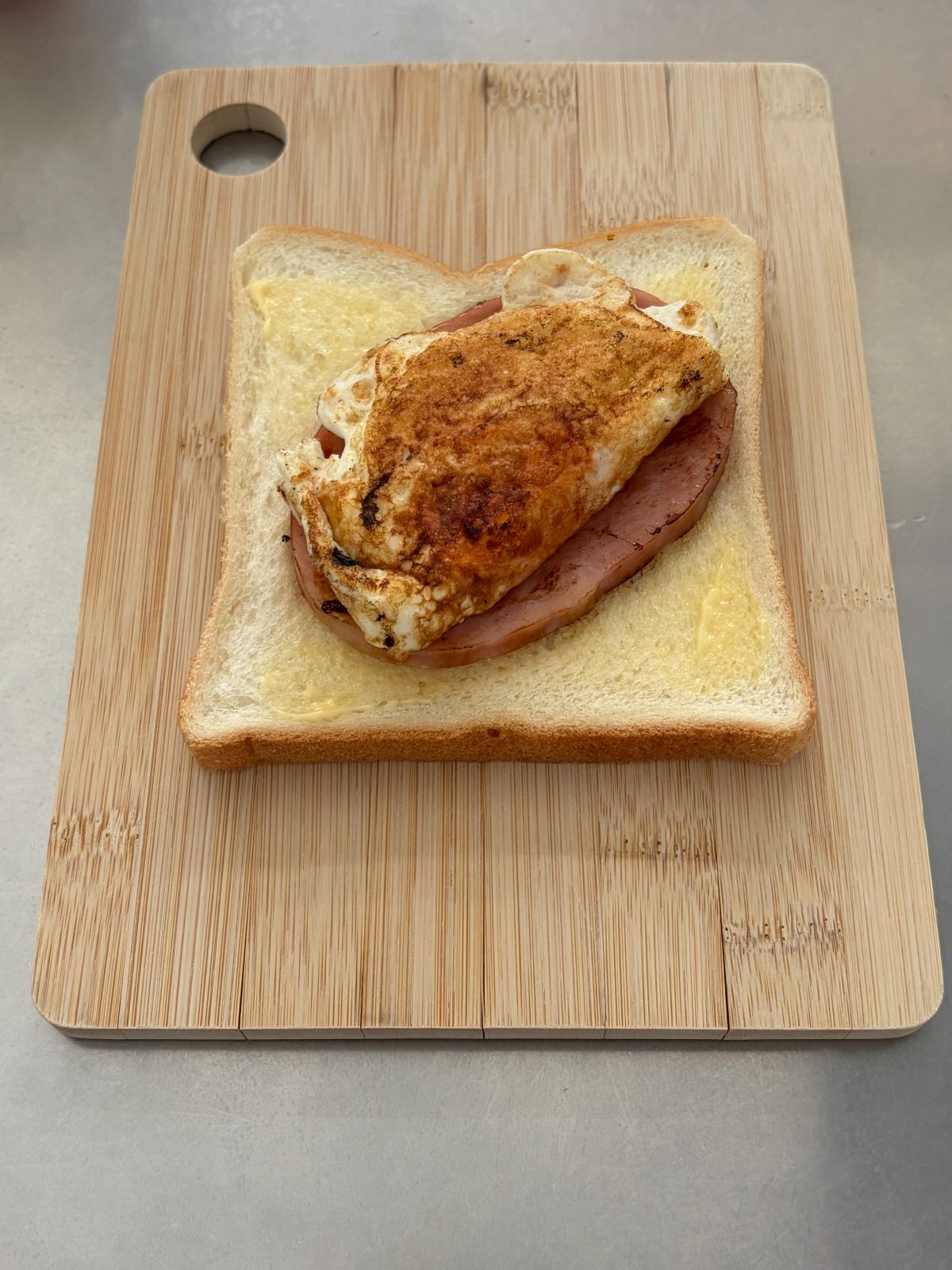 食パンに焼いたハムステーキと卵を重ねたところ