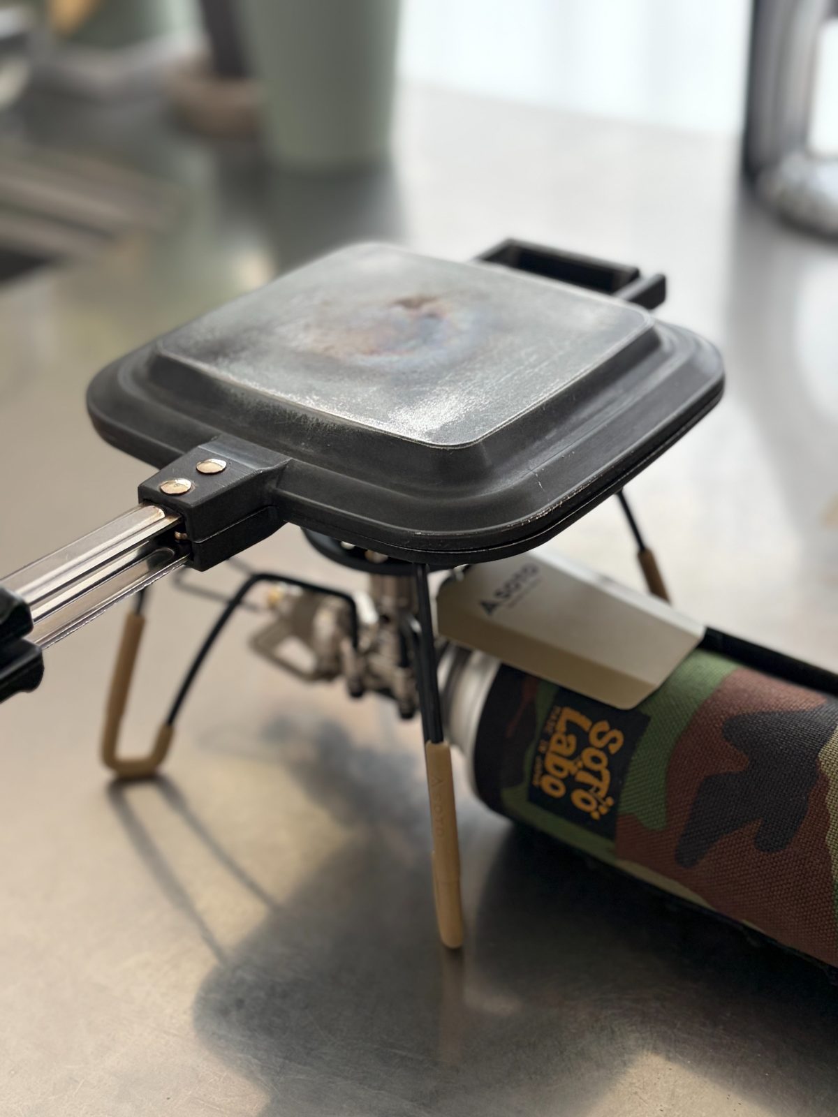 SOTOのレギュレーターストーブでホットサンドを焼く様子