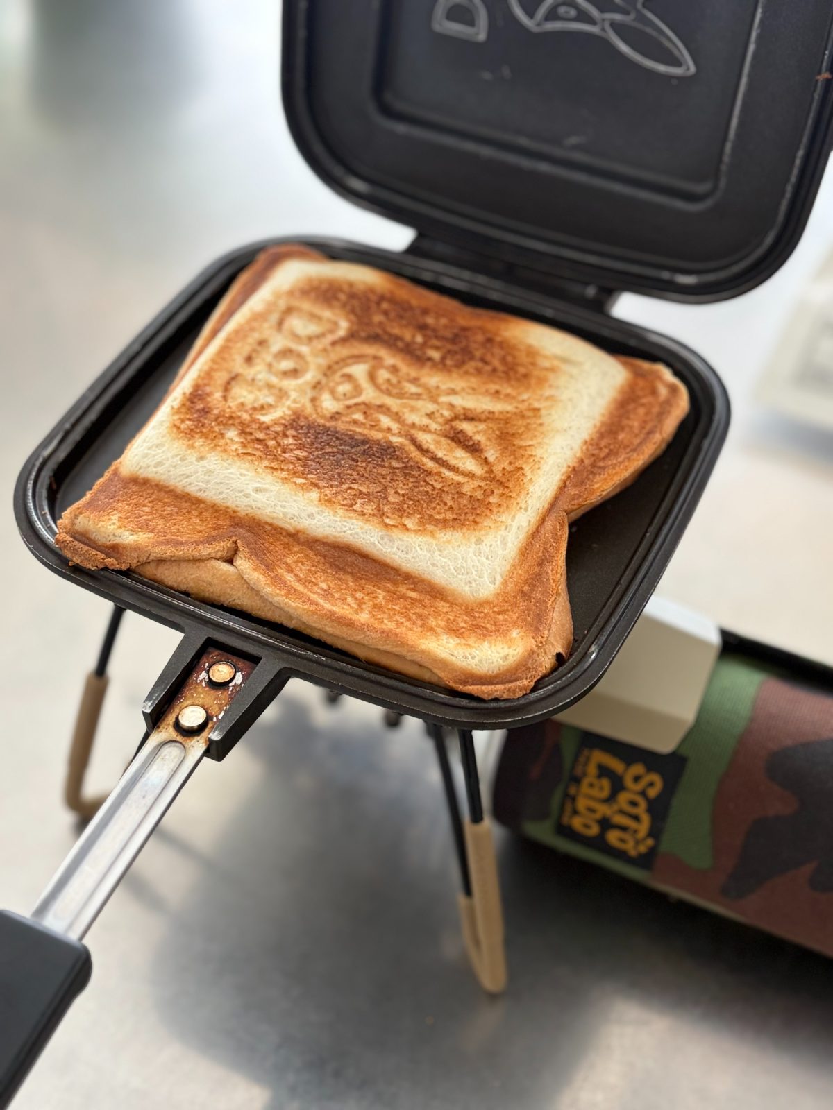 うさサンドメーカーを開けると現れた焼き上がりのホットサンド