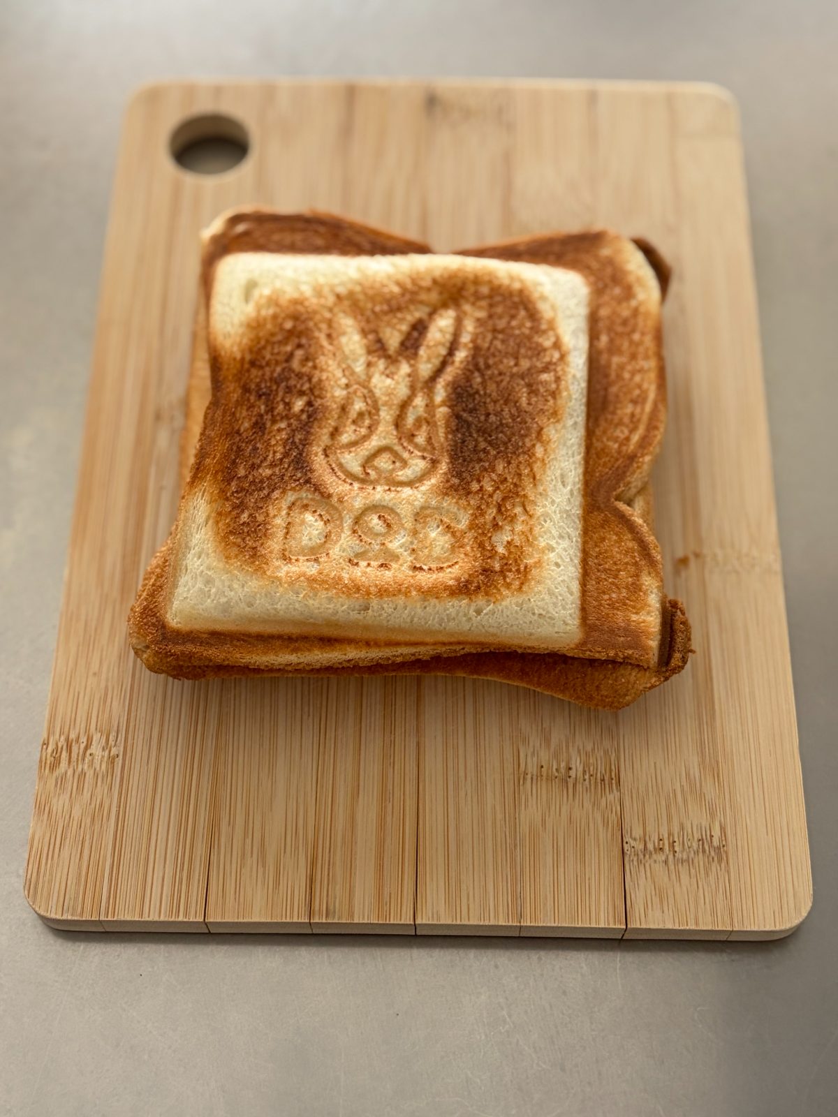 うさぎの焼き目がついたハムエッグホットサンド