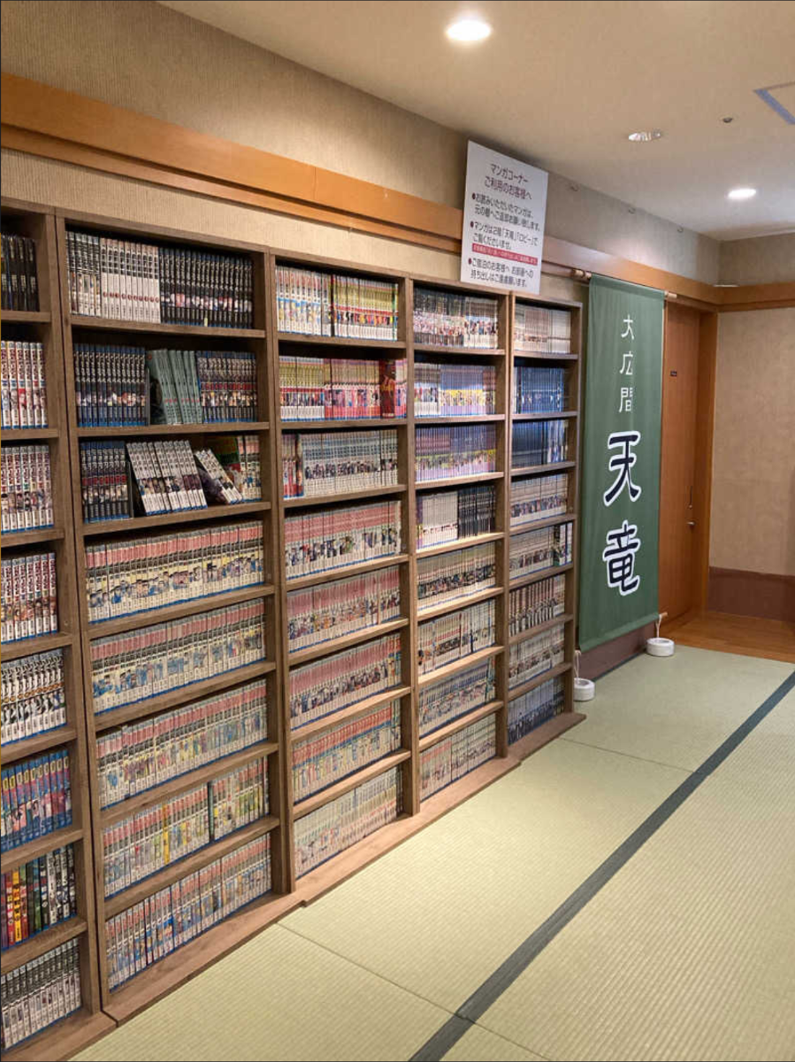 壁一面に並ぶ漫画の本棚