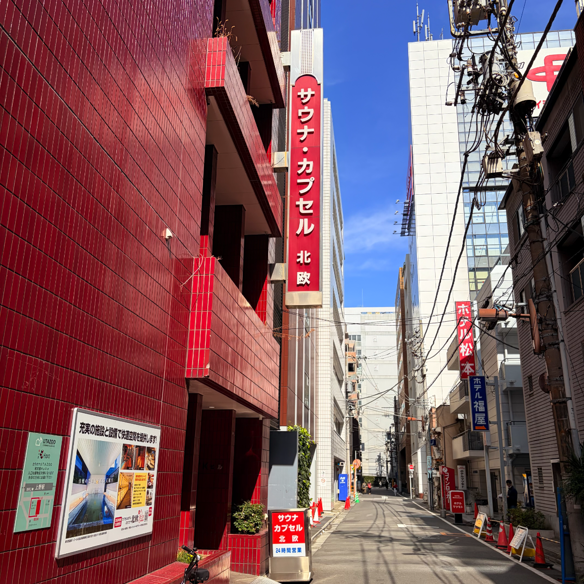 聖地の入口は、一本内側にあった。
