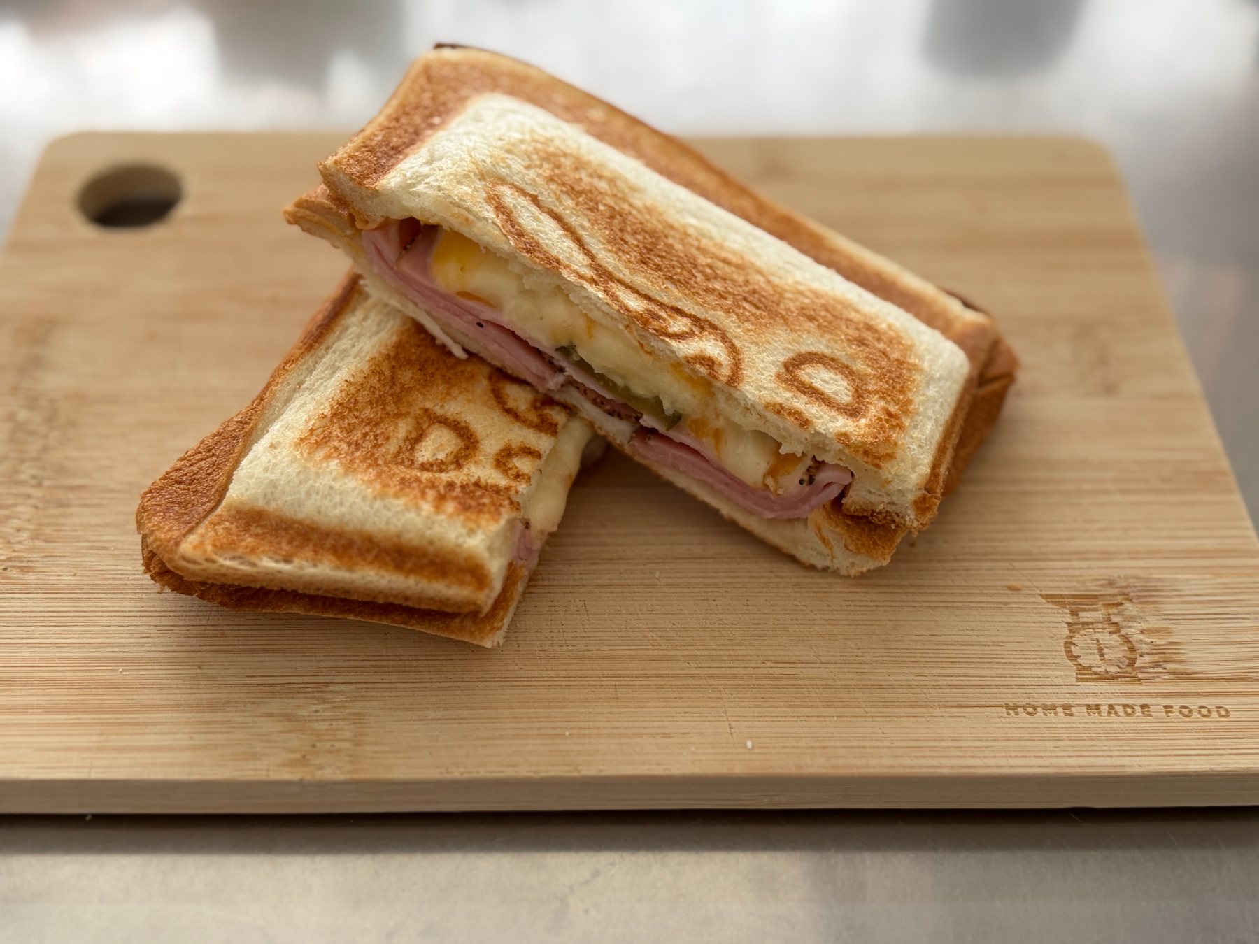 まな板にのせたハムチーズのホットサンド