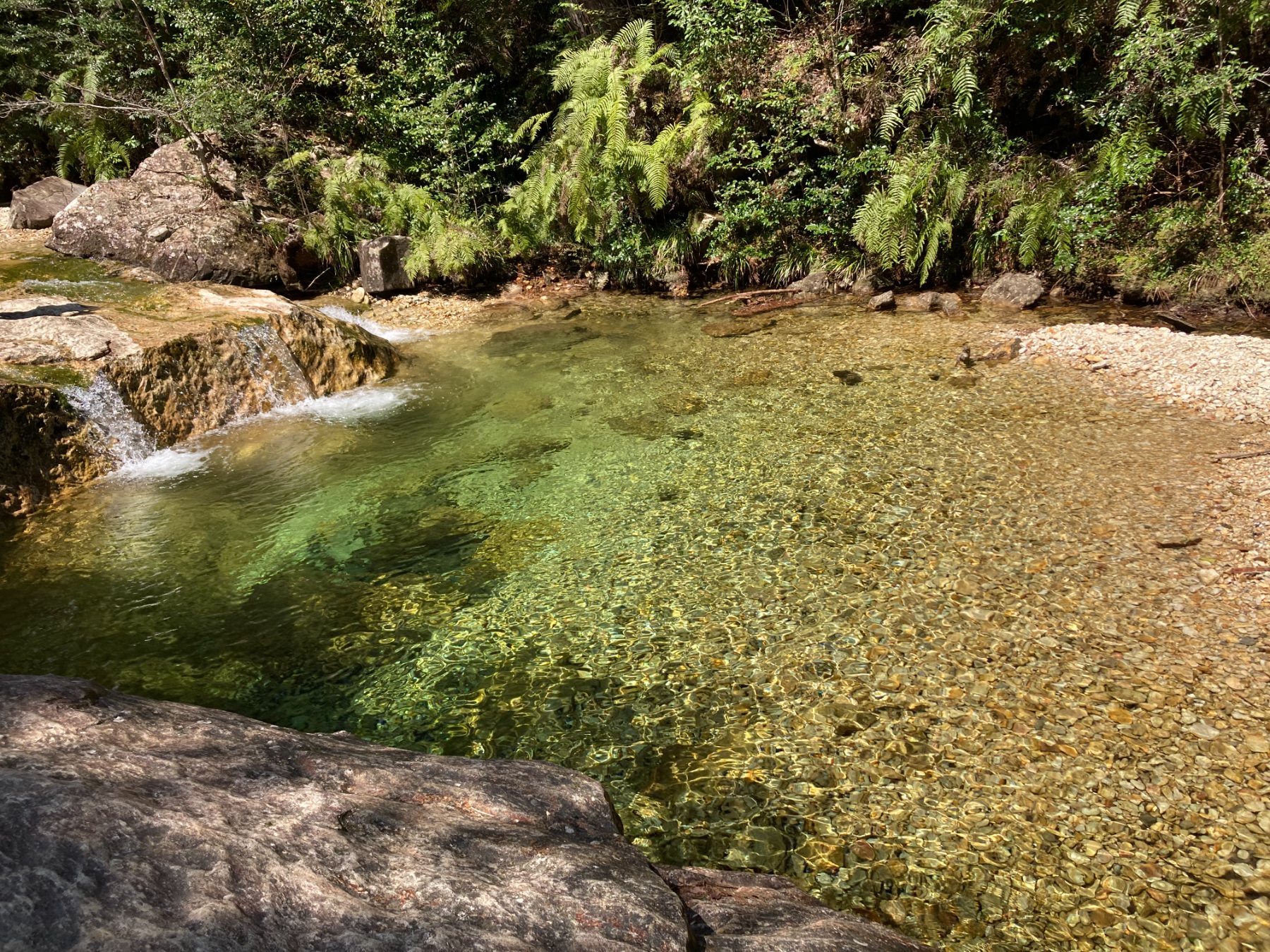 澄んだ渓流と河原の石