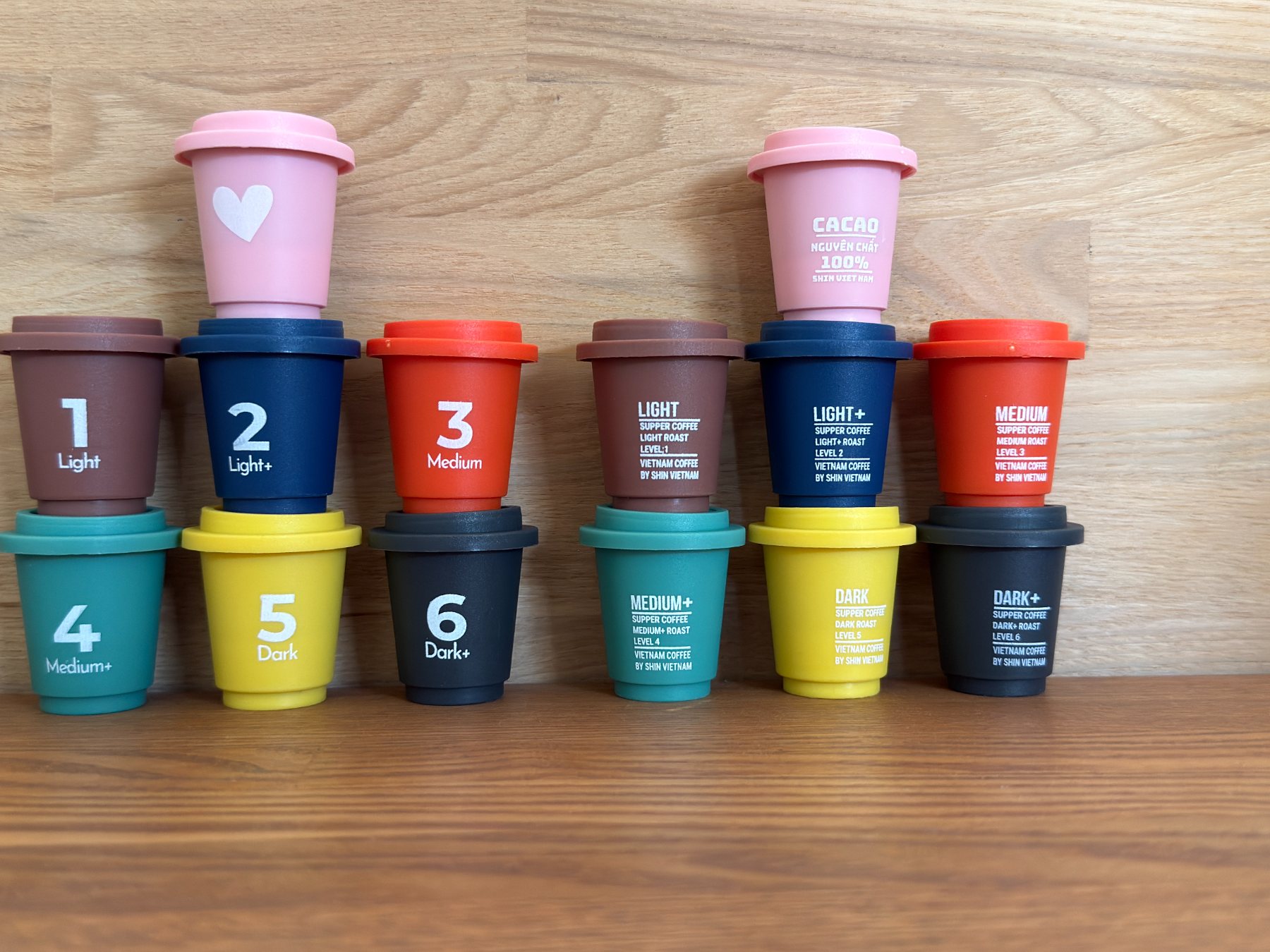 焙煎度別に並べたベトナムコーヒーのカップ