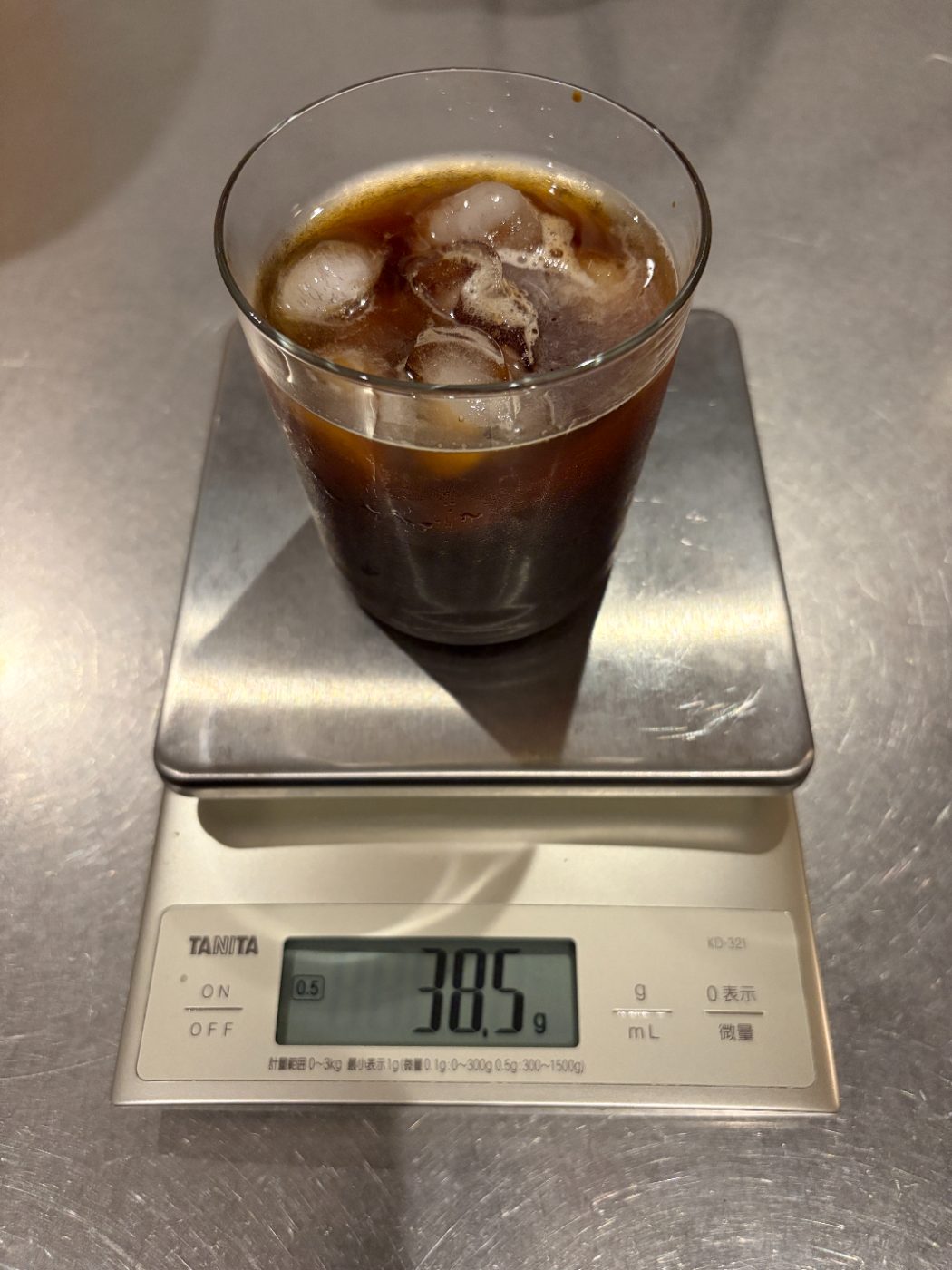 スケールにのせた氷入りのグラス。表示は38.5g