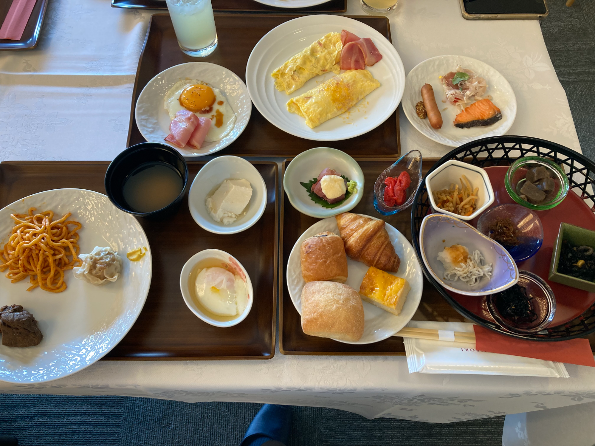 今井荘の朝食ビュッフェで取ってきた料理