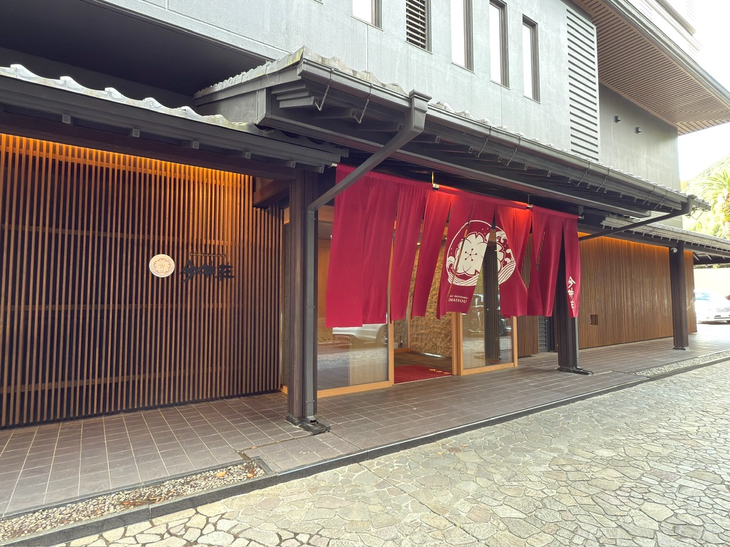 下駄箱に、スリッパは一足。