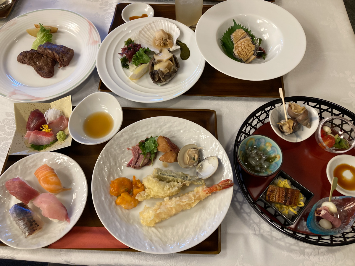 今井荘の夕食ビュッフェで取ってきた海鮮料理