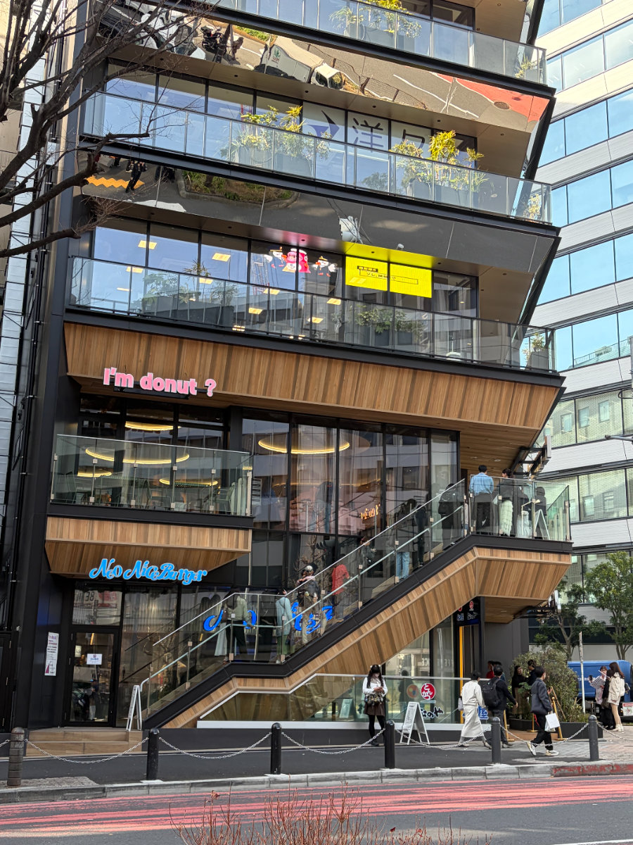 I’m donut? の入る建物とピンクの看板