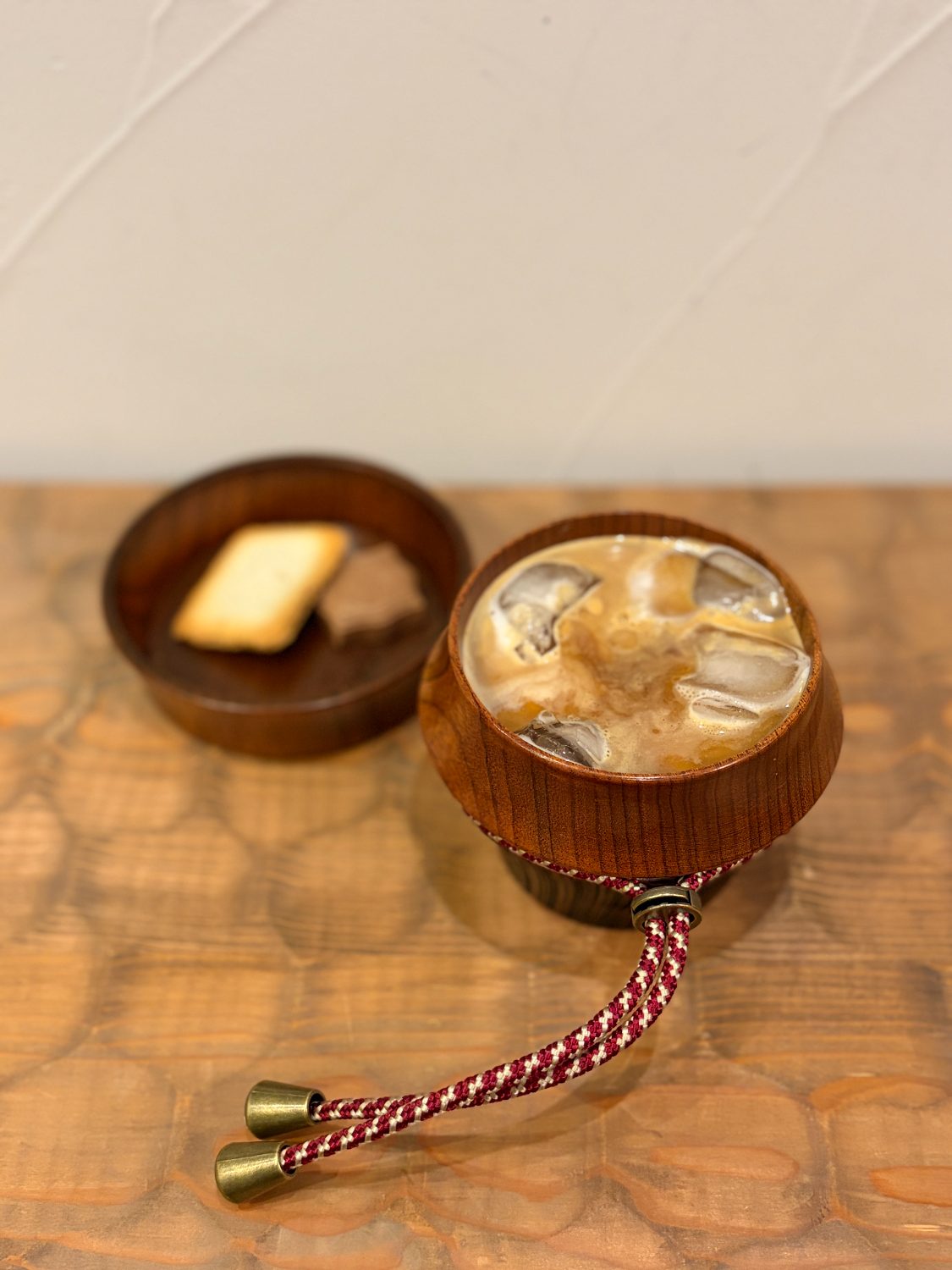 峰香に注いだアイスラテと、蓋にのせたラングドシャとチョコ