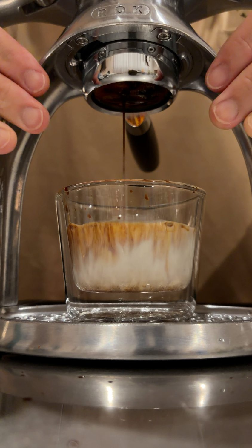 ROK EspressoGCから細く落ちるエスプレッソ