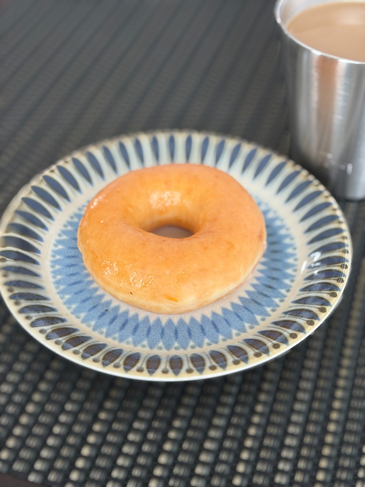 青い皿にのせたオリジナル・グレーズドと飲み物