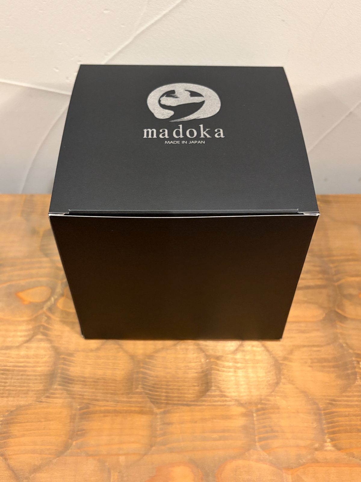 madokaのロゴが箔で押された黒い箱
