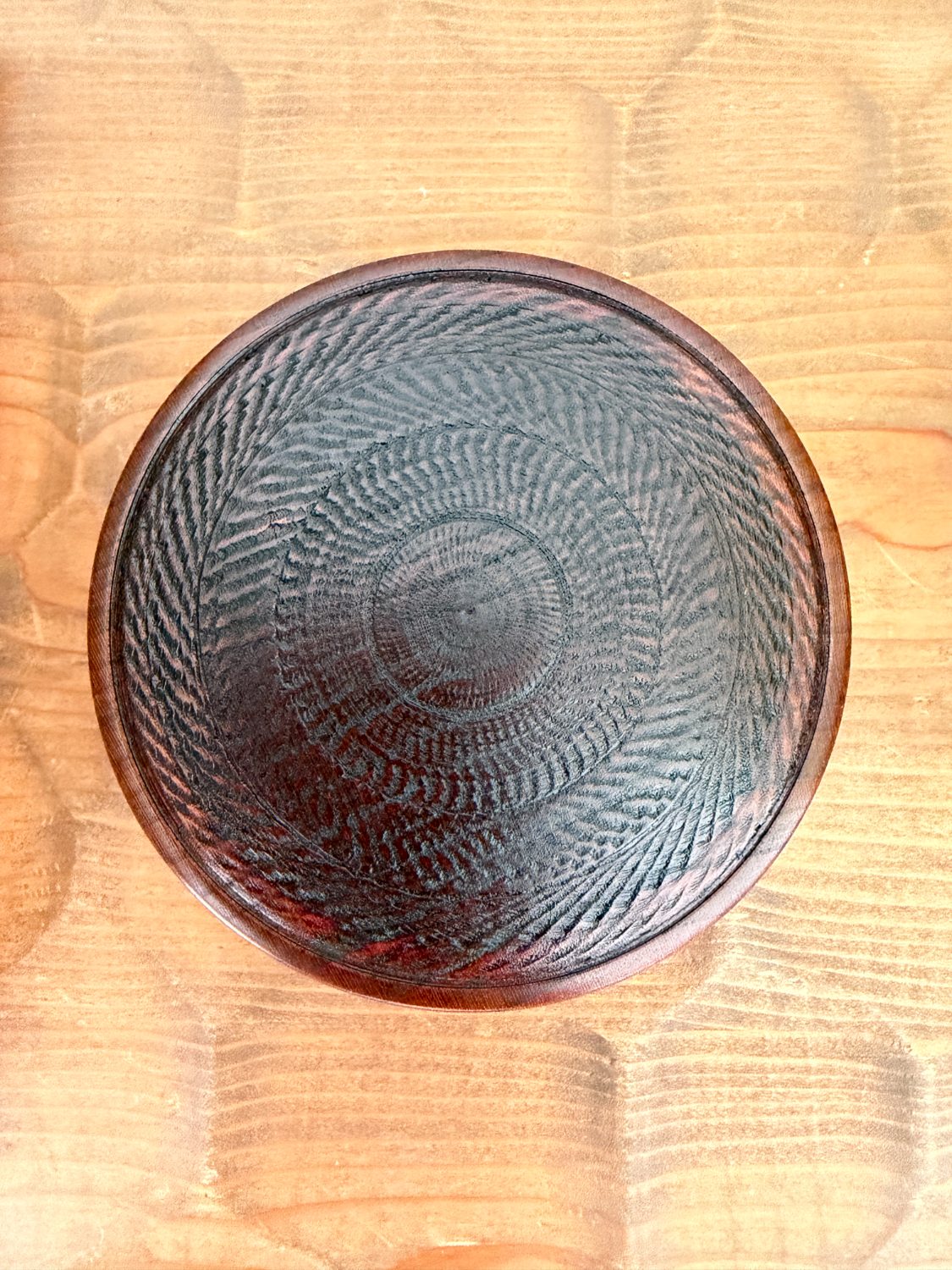 蓋に施された渦状の加飾挽きの模様