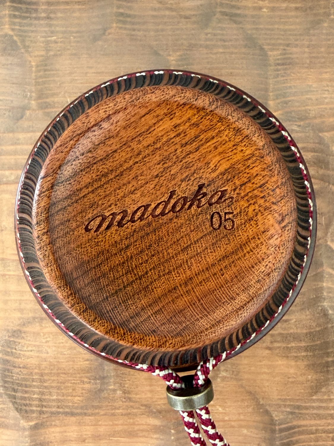 高台に彫られたmadokaのロゴとシリアルナンバー05