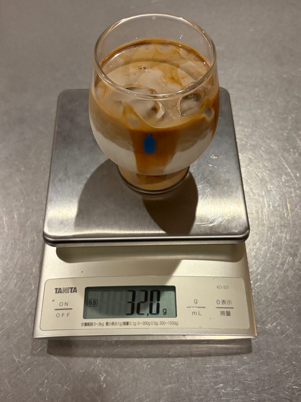 スケールにのせた氷とミルクの入ったグラス。表示は32.0g