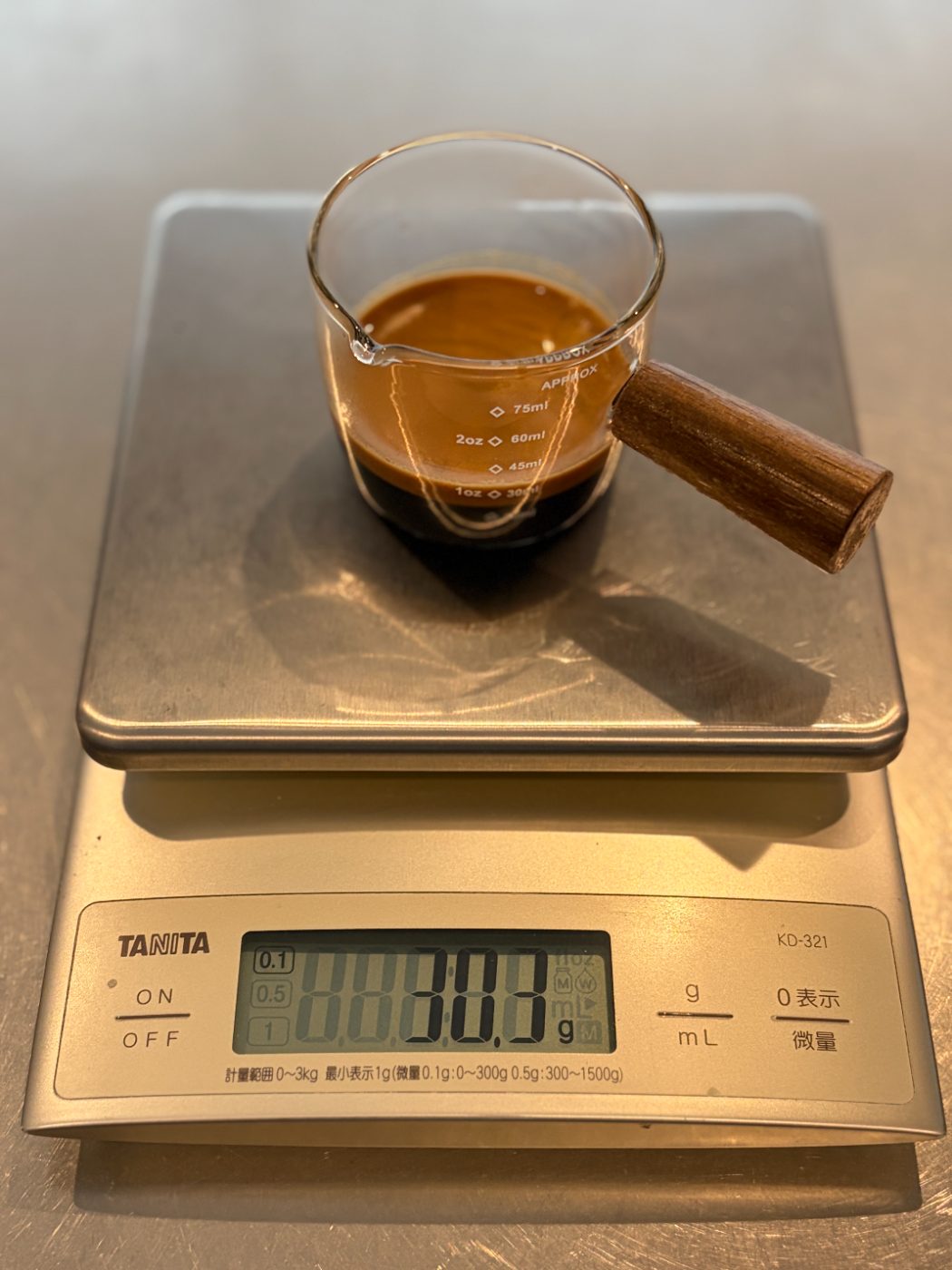スケールにのせた計量カップ。表示は30.3g