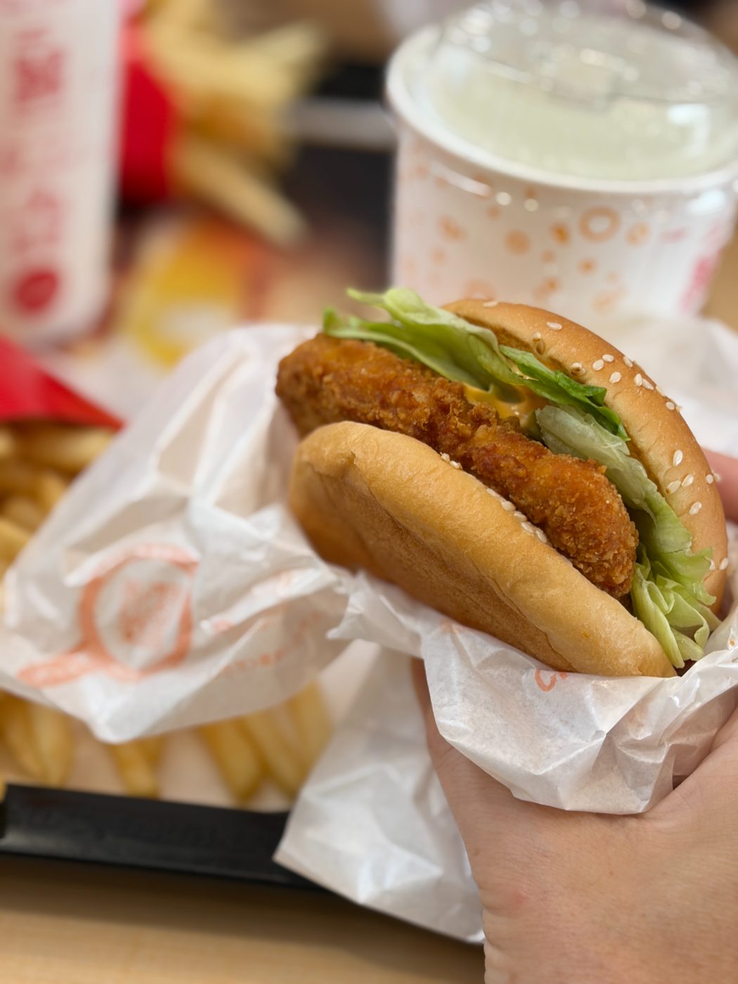 手に持ったチキンフィレオ。衣のついたチキンとレタスがはさまっている