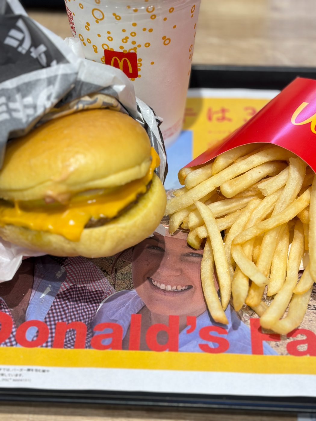 じゃがペッパー月見バーガーと、赤い箱からあふれるポテト