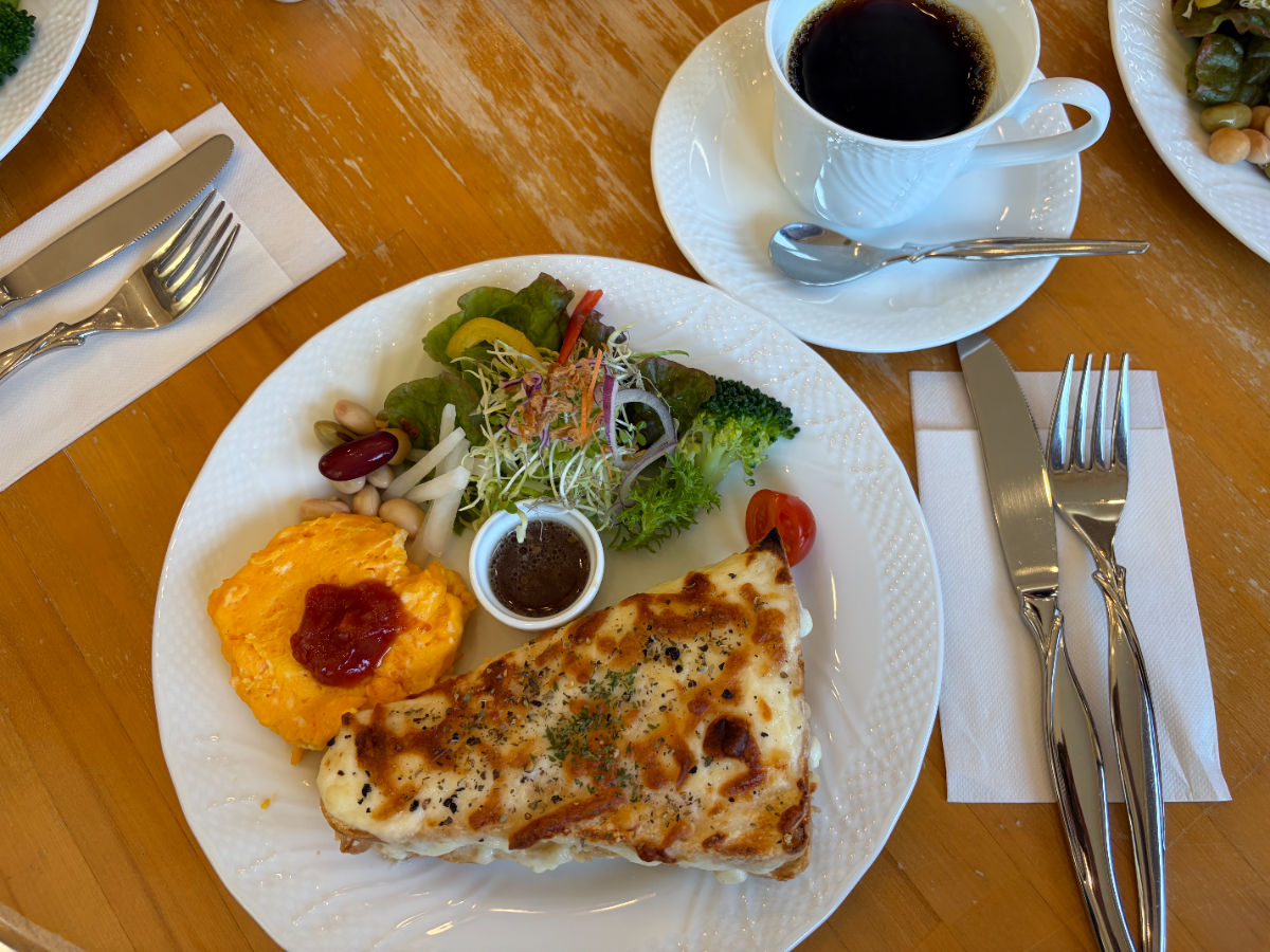 Mokurinのクロックムッシュプレートとコーヒー
