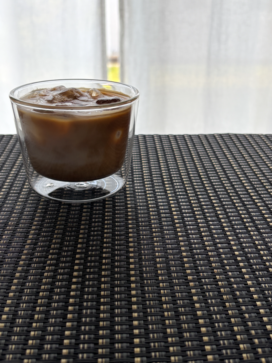 氷を入れたカフェラテ