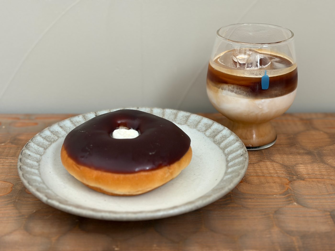 皿にのせたようかんぱんと、ブルーボトルコーヒーのグラスに入ったアイスカフェラテ