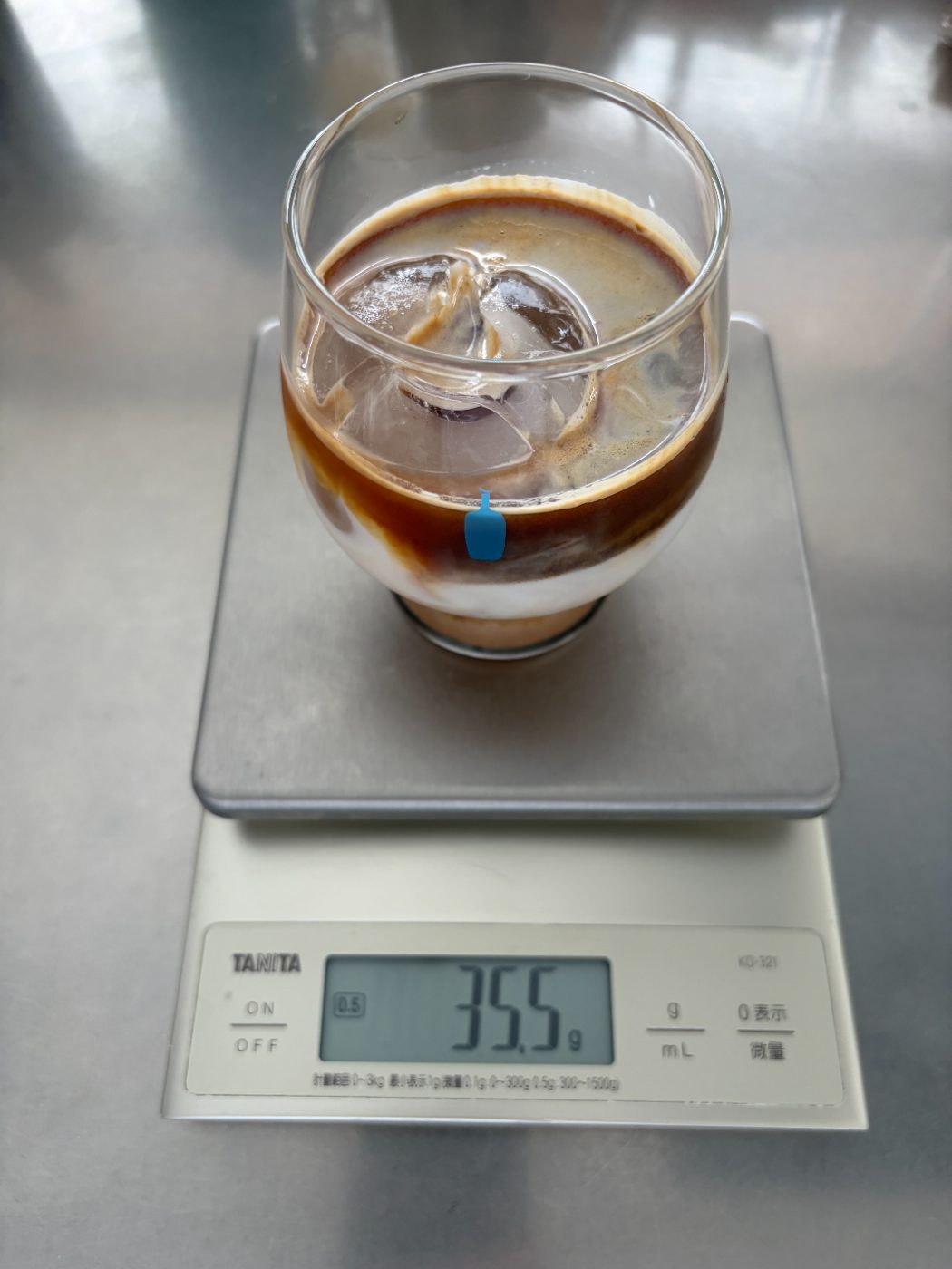スケールにのせたブルーボトルコーヒーのグラス。表示は35.5g