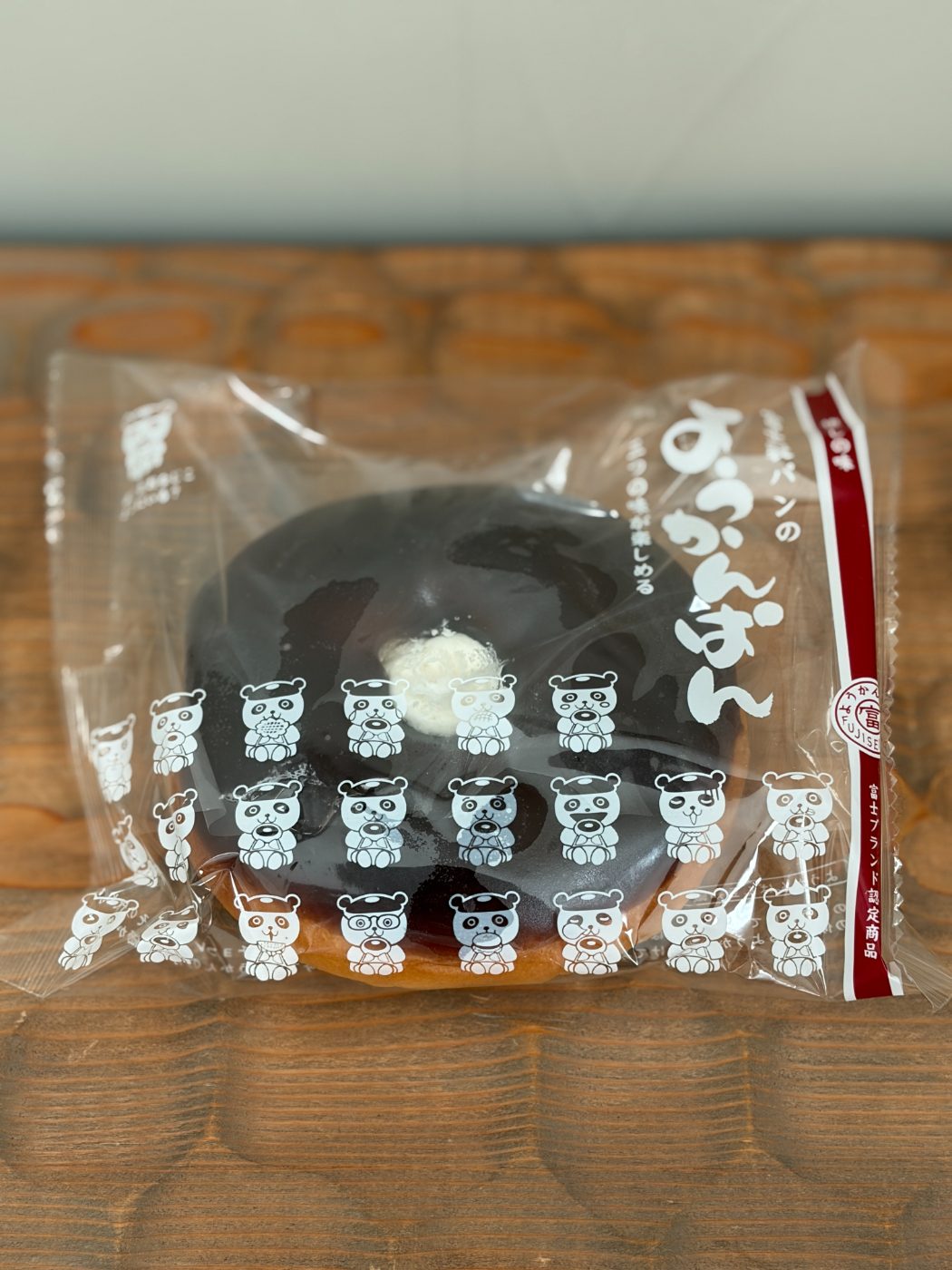 キャラクターのようかんぱんだが並んだ、富士パンのようかんぱんの袋