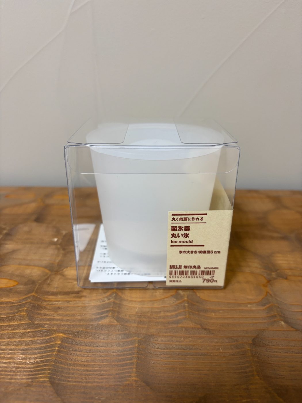 透明なケースに入った無印良品の製氷器 丸い氷。ラベルに790円と氷の大きさ約直径6cmの表示