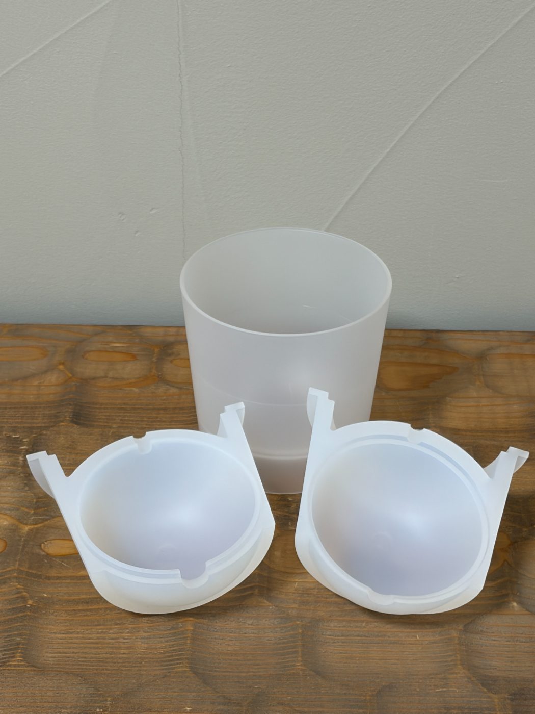 プラスチックの外容器と、半分に分かれたシリコンの中容器