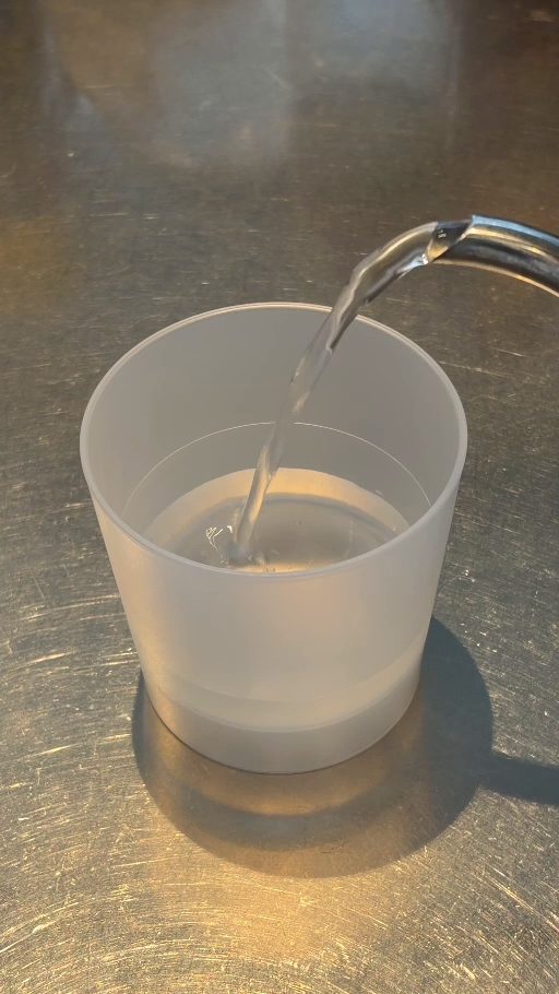 外容器に水道の水を注いでいるところ