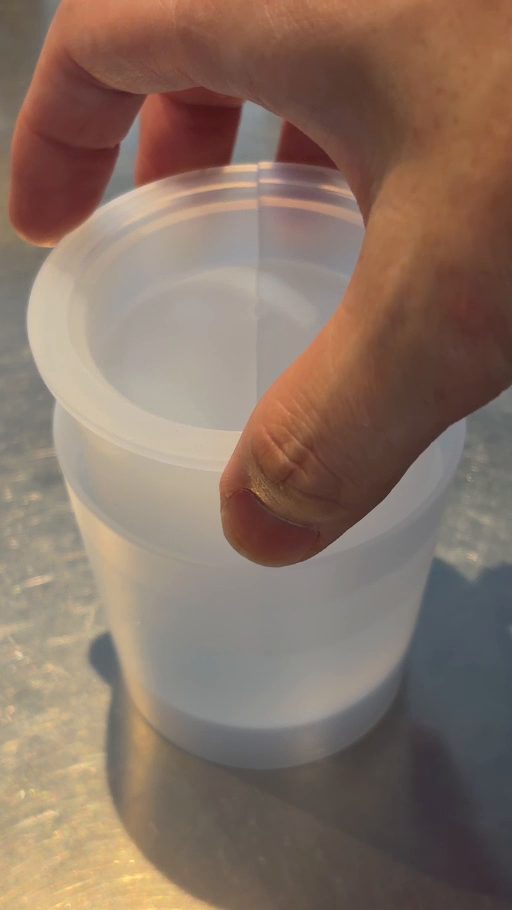 中容器を外容器の水の上にそっと乗せているところ