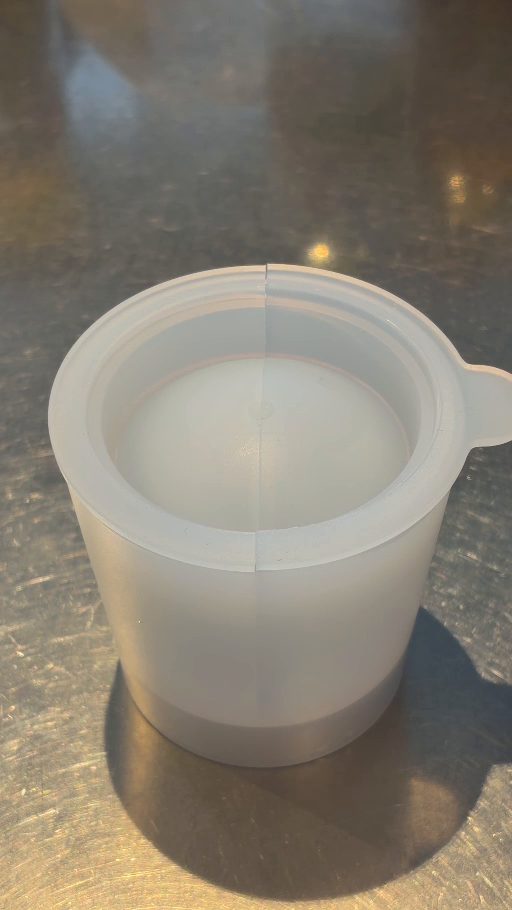 中容器がきれいに収まった製氷器