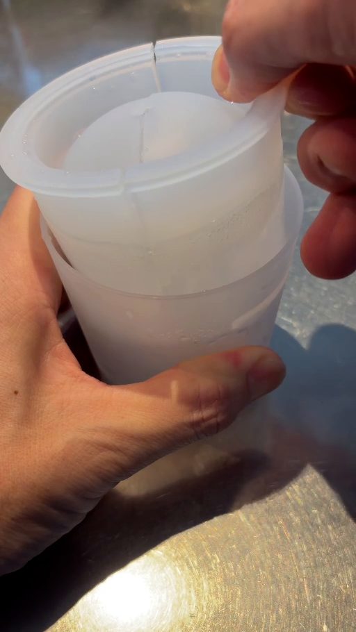 水をかけて、外容器から中容器を引き抜いているところ