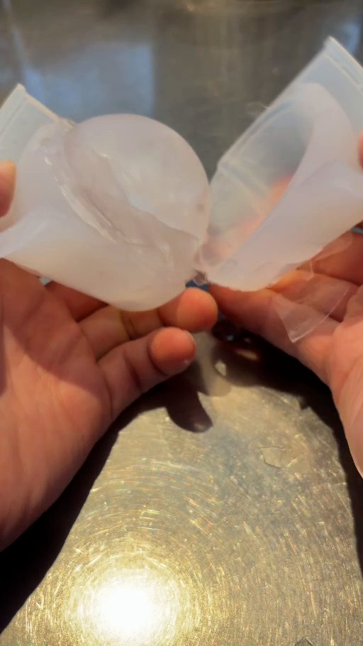 二つに開いたシリコンの中容器の中にある丸い氷