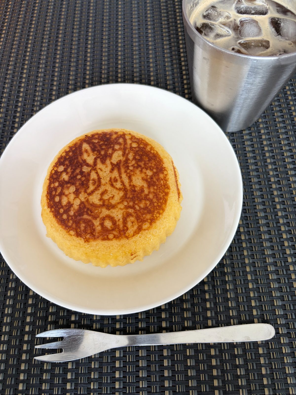 うさぎの焼き目と、正直な一杯。